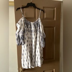 Fun tunic top can be worn with straps or sleeves on shoulders